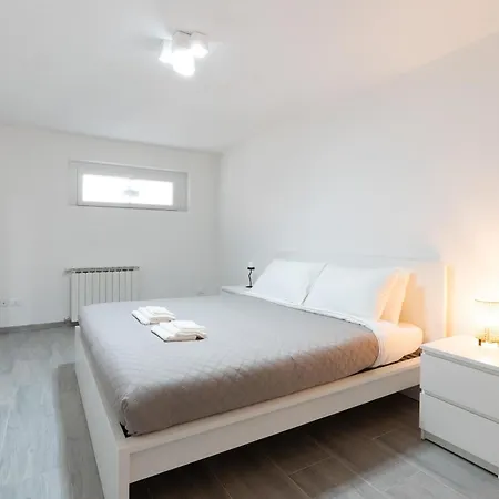 Modern - Free Parking & Private Entry Apartment *