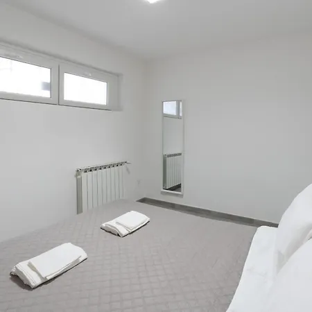 Modern - Free Parking & Private Entry Apartment Rom