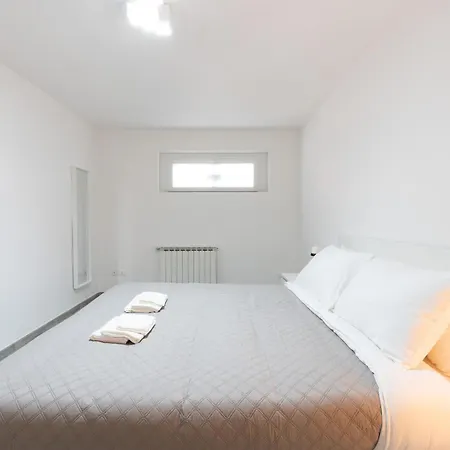 Apartment Modern - Free Parking & Private Entry *