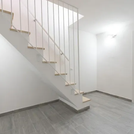 Modern - Free Parking & Private Entry Apartment *