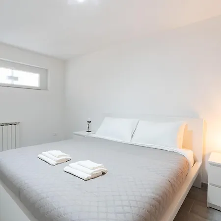 Modern - Free Parking & Private Entry Apartment