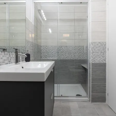 Modern - Free Parking & Private Entry