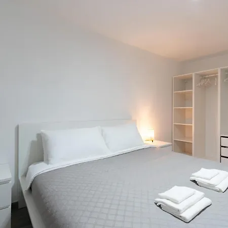 Modern - Free Parking & Private Entry